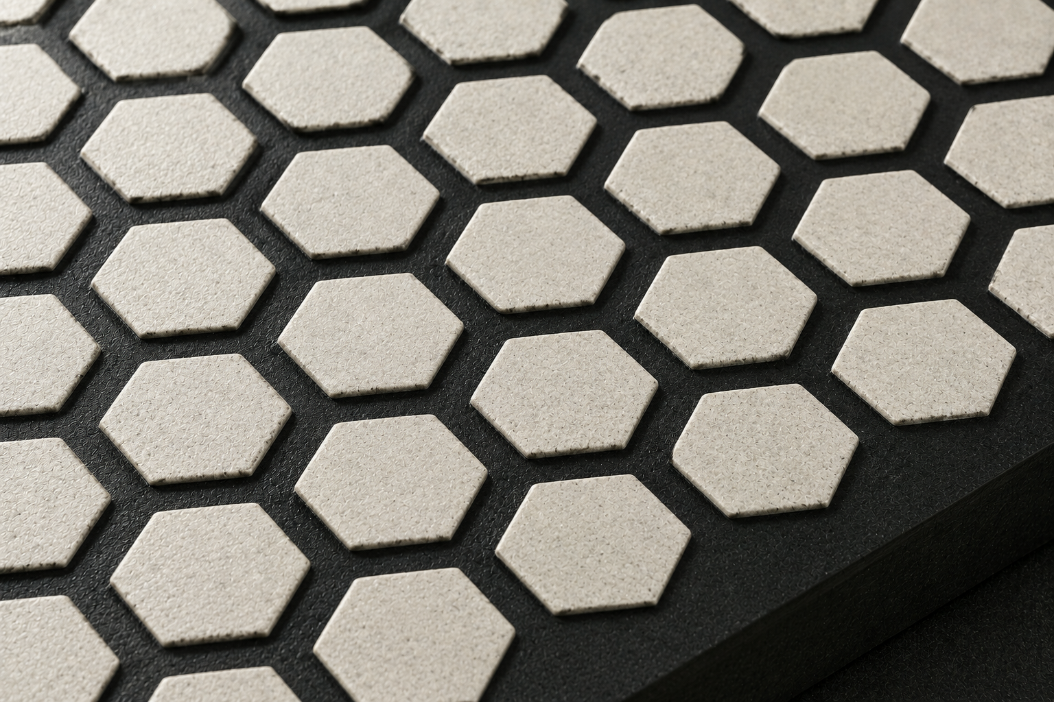 Taco de caucho negro con insertos cerámicos hexagonales blancos
